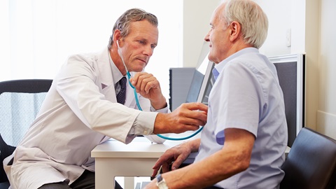 Medico vista paziente Rivolgersi al medico di base per un consulto sui dolori articolari