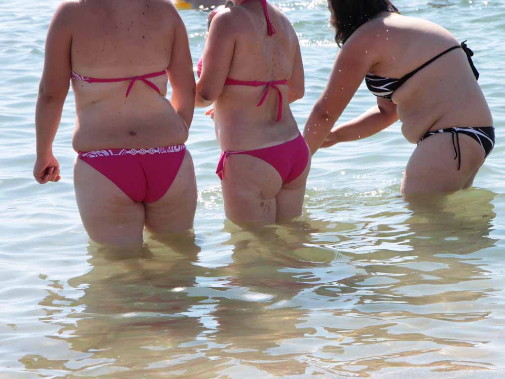 Tre signore in spiaggia con problemi di cellulite inestetismi cellulite in spiaggia