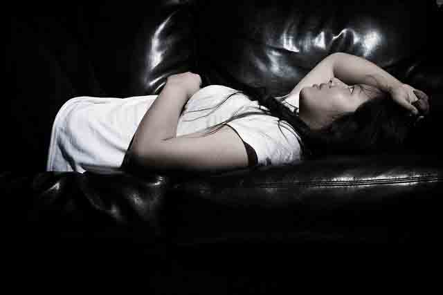 donna non riesce a dormire per lo stress insonnia