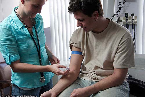 esame del sangue presso clinica infermiera esegue esame del sangue