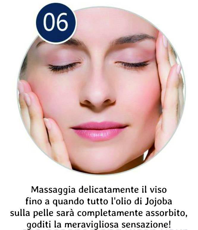 Massaggia fino all'assorbimento dell'Olio di Jojoba Massaggia il viso e goditi la nuova pelle